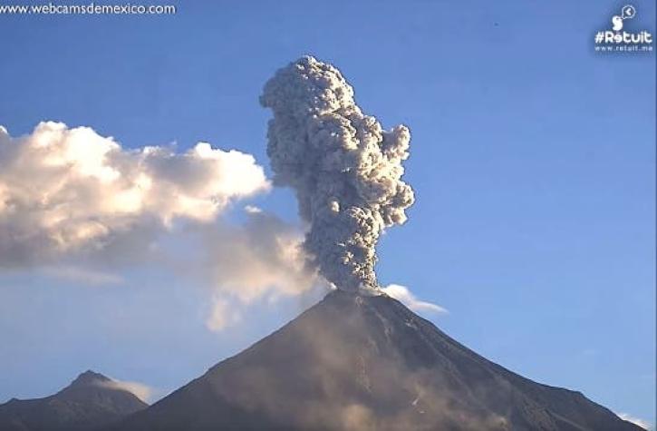 [VIDEO] Volcán de Colima en México registra fumarola de dos kilómetros de altura