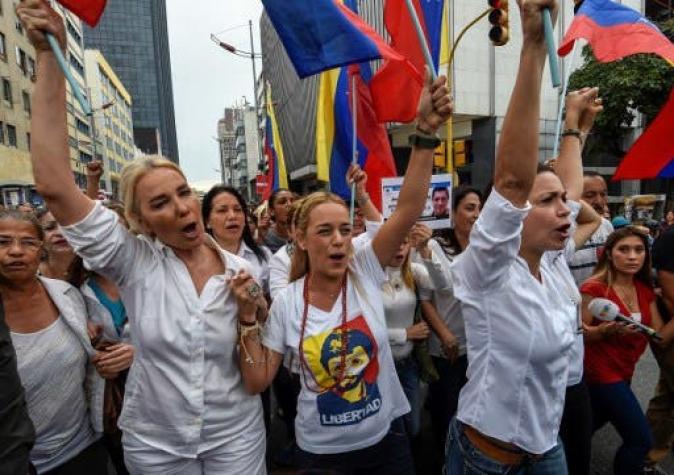 [VIDEO] Mujeres venezolanas marchan a favor de revocatorio contra Nicolás Maduro