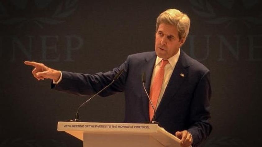 Kerry niega haber cooperado con FBI en pesquisa sobre correos de Clinton