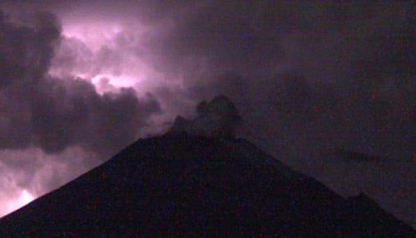 [VIDEO] Espectacular tormenta eléctrica ilumina al volcán Popocatépetl