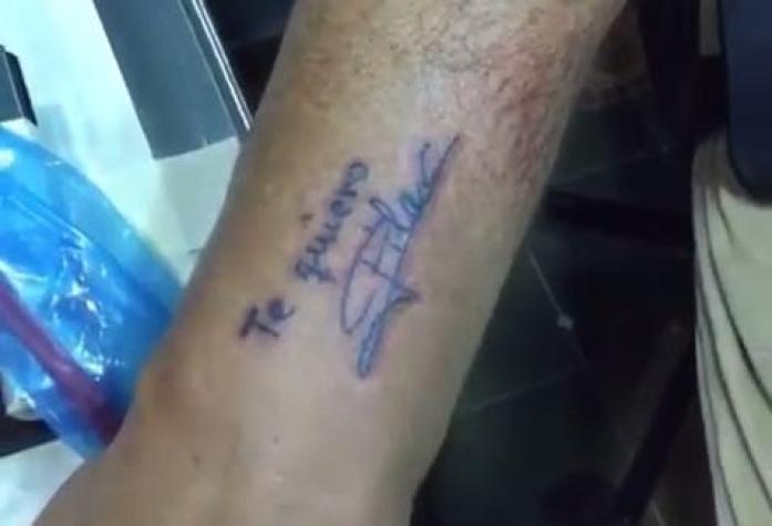 Hombre emociona a miles de personas tras tatuarse una dedicatoria de su fallecida mujer