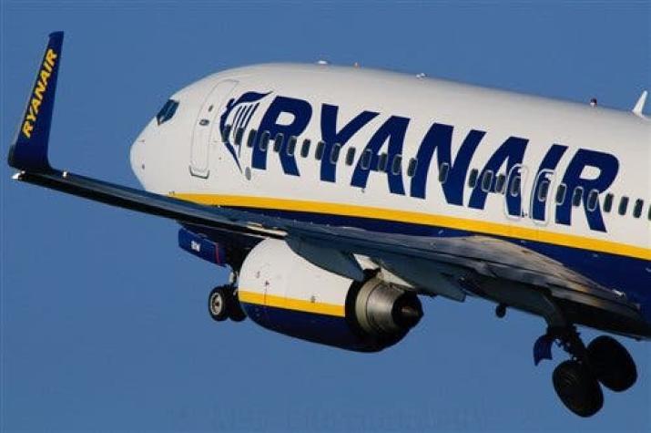 Aerolínea Ryanair recorta su previsión de beneficios anuales por caída de la libra