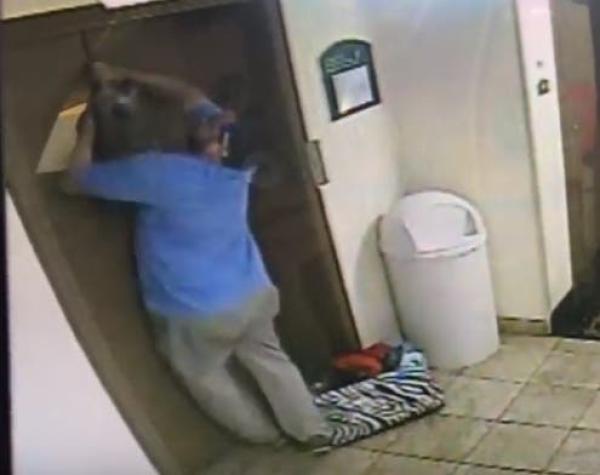[VIDEO] Hombre salva a perro de morir arrastrado por un ascensor