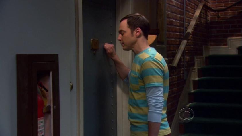 El triste motivo por el que Sheldon Cooper golpea tres veces la puerta en "The Big Bang Theory"