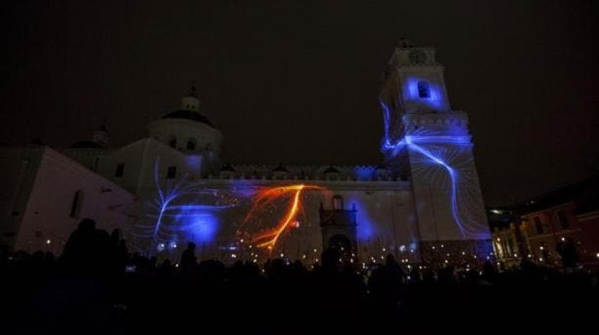 Cientos de personas recorren Quito para presenciar la Fiesta de la Luz