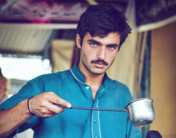 De vendedor ambulante de té a modelo: cómo una foto le cambió la vida a un adolescente paquistaní