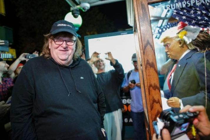 Por qué Michael Moore compara a Clinton con el papa Francisco (y qué busca con su nuevo filme)