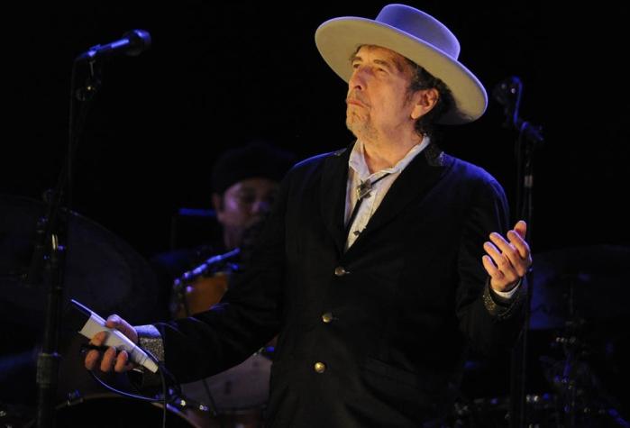 El gesto con el que Bob Dylan reconoció "momentáneamente" el Nobel de Literatura