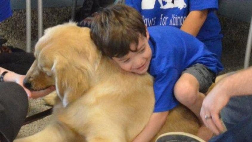 El emotivo momento en que un niño autista logra por primera vez dar un abrazo y fue a un perro