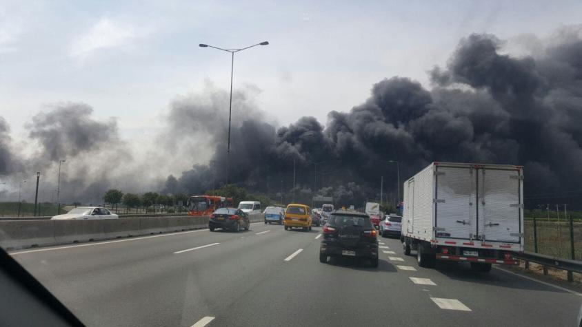 Gran incendio se registra en las cercanías del aeropuerto de Santiago
