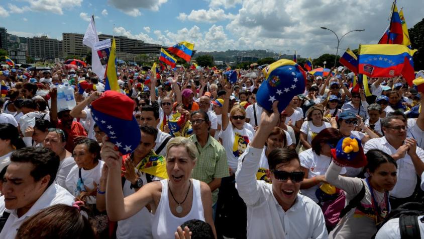 Marcha de mujeres en Venezuela exige referendo revocatorio contra Maduro