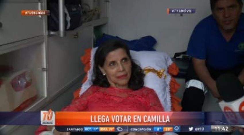 [VIDEO] Mujer llegó en camilla a votar