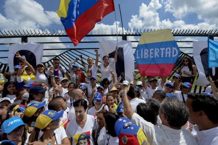 Parlamento venezolano debate acciones tras suspensión del revocatorio contra Maduro