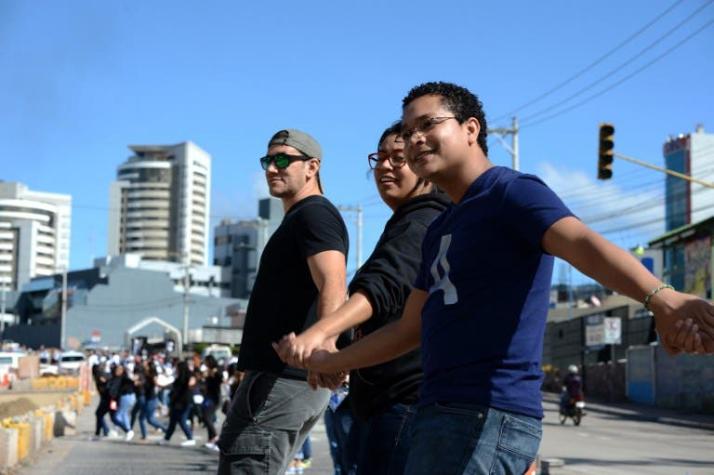Honduras: Miles de personas forman cadena humana para protestar contra la violencia