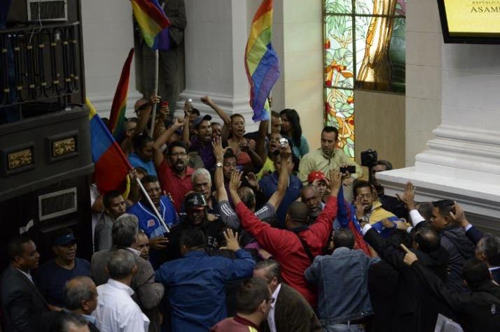 Parlamento venezolano hace llamado a "rebelión popular" contra Maduro por suspensión de referendo