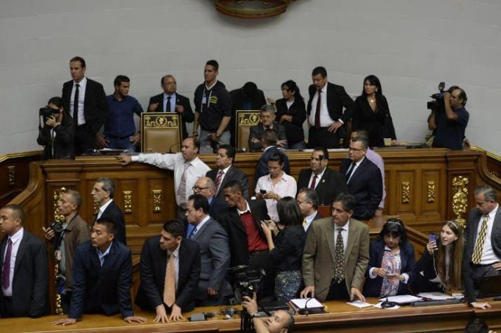 Parlamento venezolano declara "ruptura del orden institucional" y OEA hace llamado a tomar medidas