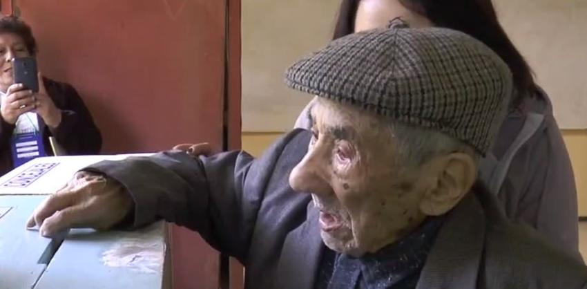 [VIDEO] Así votó el hombre más longevo de Chile