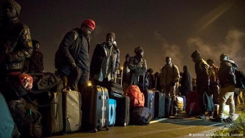 Comienzan a evacuar el centro de inmigrantes de Calais