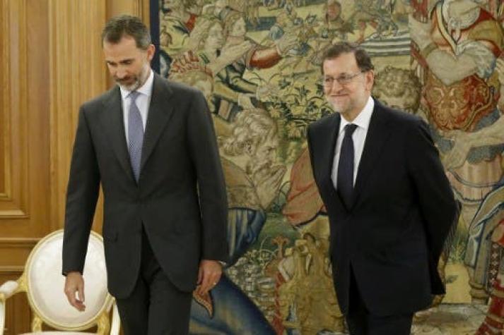 Rajoy anuncia que rey de España le encargó formar nuevo Gobierno