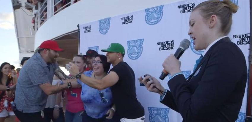 [VIDEO] Integrante de New Kids On The Block logra batir récord de más selfies en 3 minutos