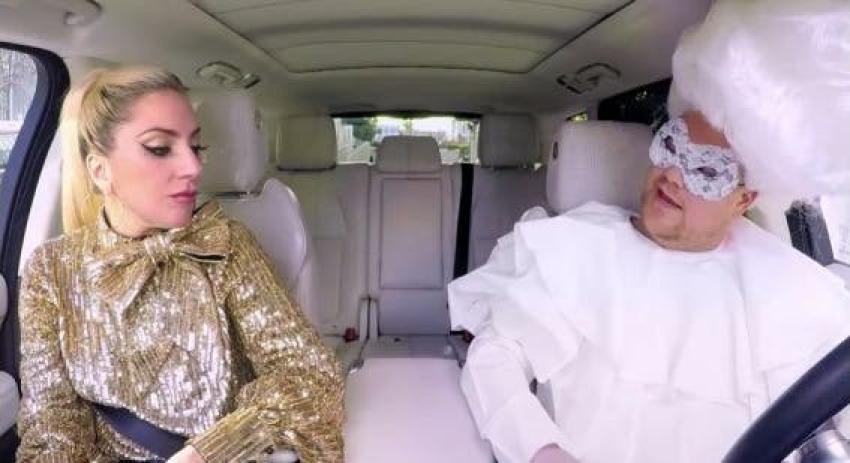 [VIDEO] James Corden sube a Lady Gaga al "Carpool karaoke" y se disfraza con sus mejores looks