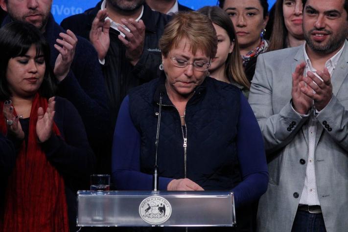 ¿Vaso medio lleno?: Políticos y expertos enjuician diagnóstico municipal de Bachelet