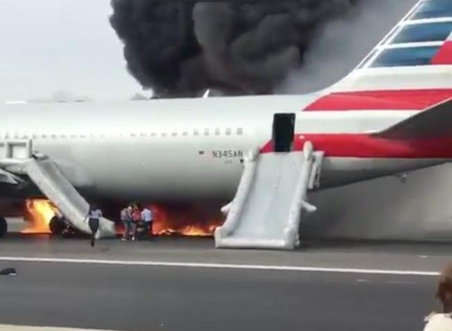 [VIDEO] Avión se incendia en aeropuerto de Chicago