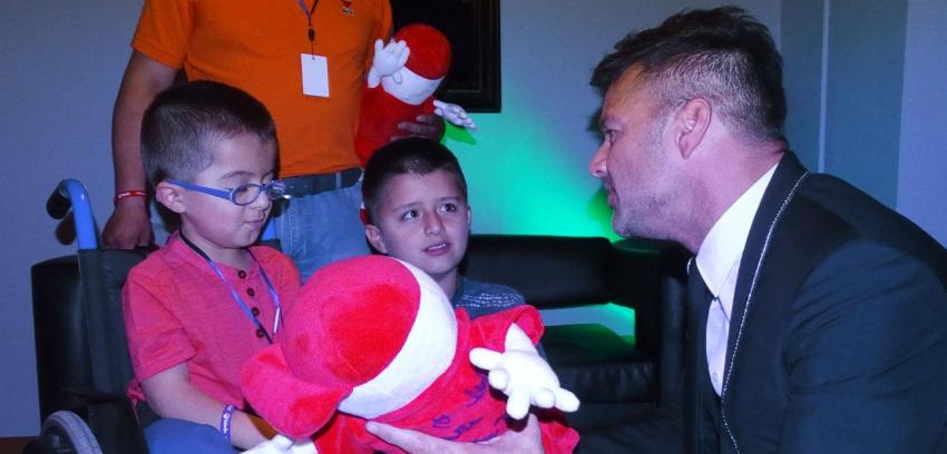 Ricky Martin mostró su lado más solidario también: se reunió con el Niño Símbolo de la Teletón