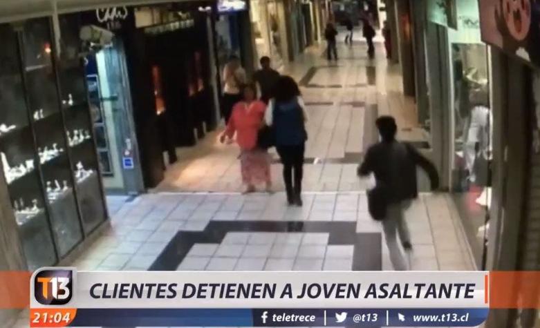 [VIDEO] Clientes frustran un asalto en centro comercial