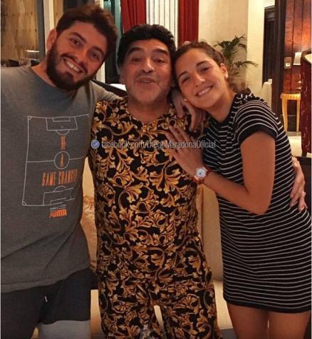 Diego Maradona celebra su cumpleaños 56 con particular atuendo y mensajes a la AFA e Higuaín
