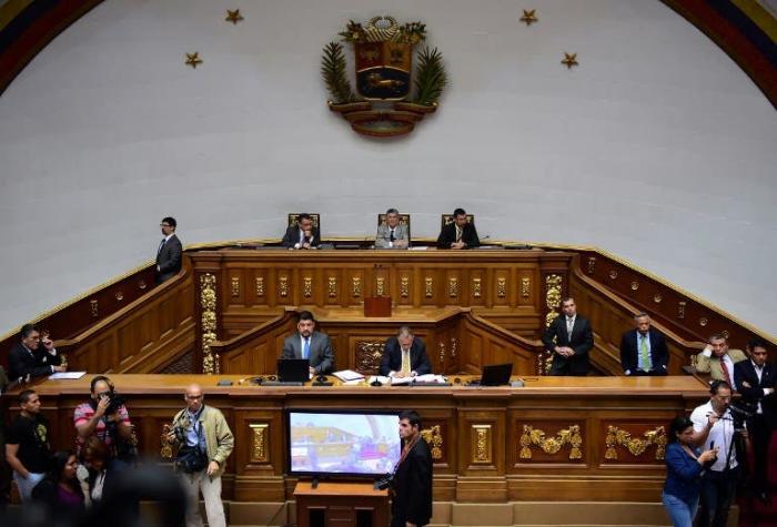 Parlamento venezolano suspende marcha y juicio contra Maduro
