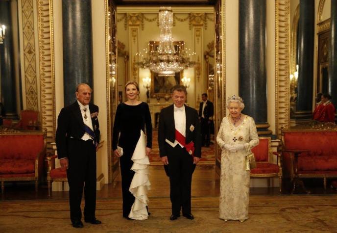 Isabel II saluda el "coraje y perseverancia" de Santos