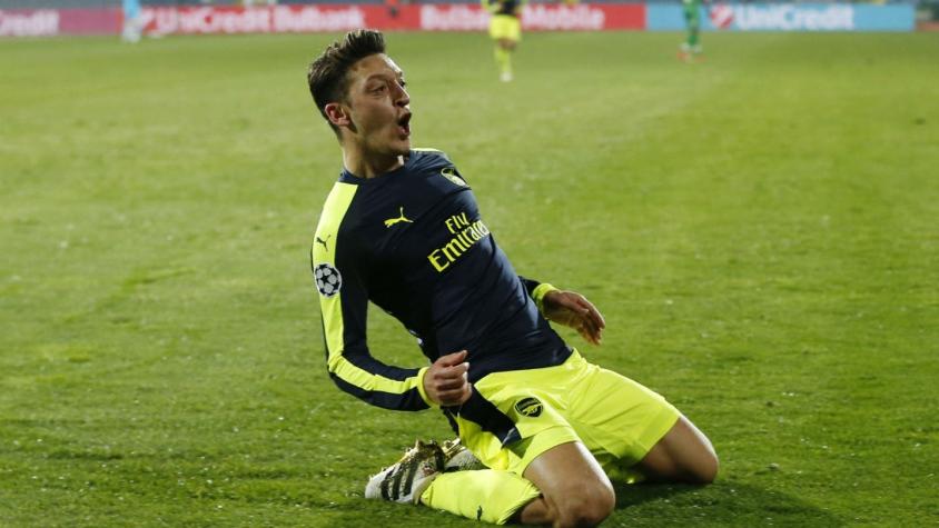 [VIDEO] ¿El mejor del año?: El notable gol de Özil en triunfo de Arsenal por Champions
