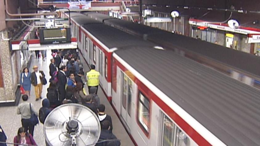 Metro de Santiago alcanza hasta seis pasajeros por metro cuadrado