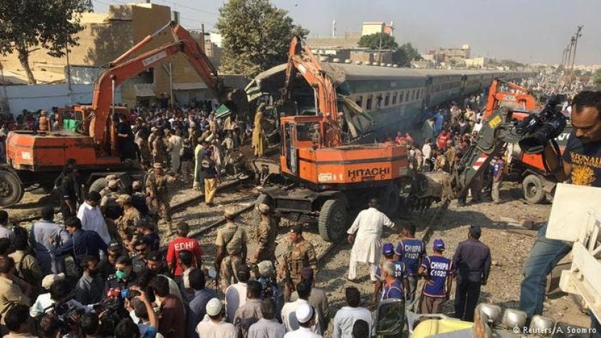Al menos 12 muertos en un choque de trenes en Pakistán