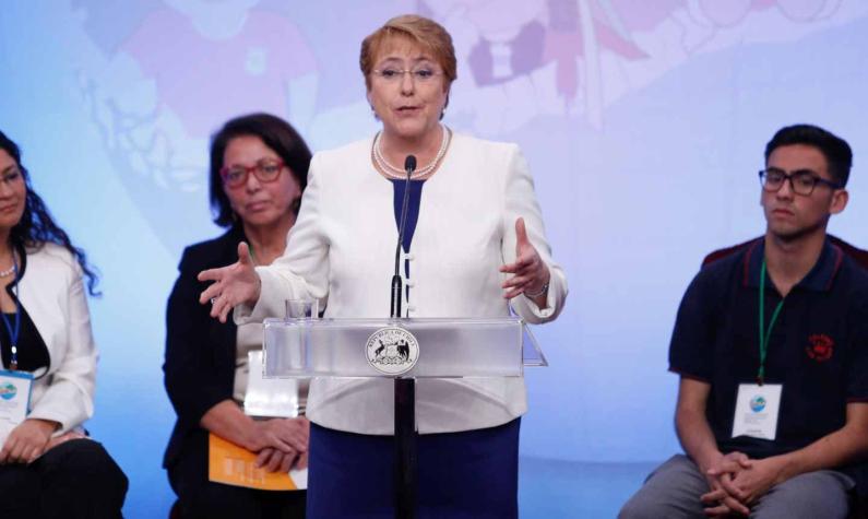 Bachelet tendrá que pagar $2 millones 400 mil en costas por querella contra revista Qué Pasa