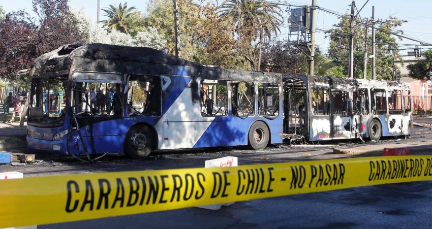 Gobierno anuncia querellas por quema de buses, pero descarta aplicación de ley antiterrorista