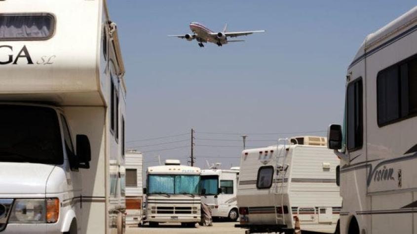 Los más de 100 empleados del aeropuerto de Los Ángeles que se quedaron a vivir en el estacionamiento
