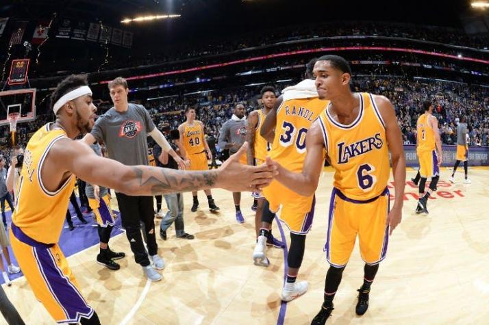 Los Lakers vencen a Warriors y cortaron racha de triples de Stephen Curry