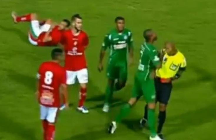 [VIDEO] La violenta reacción de un futbolista agrediendo al juez y compañeros tras ser expulsado