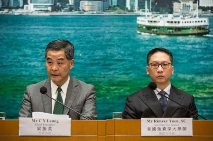 China excluye a dos diputados independentistas del parlamento de Hong Kong