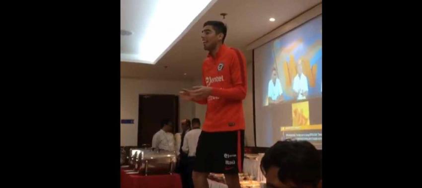[VIDEO] Gabriel Castellón cumple con la tradición y canta para sus compañeros de "La Roja"