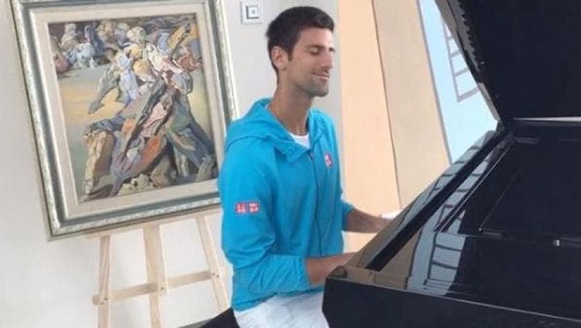 [VIDEO] No sólo se luce con la raqueta: Novak Djokovic muestra sus habilidades con el piano