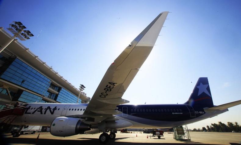 Avión aterriza de emergencia en aeropuerto de Santiago por amenaza de bomba