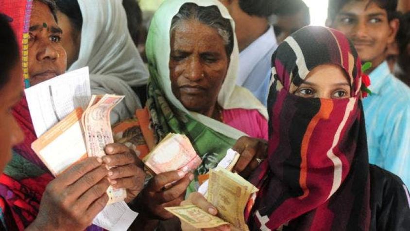 ¿Por qué millones de personas hacen fila en los bancos de India con grandes fajos de billetes?