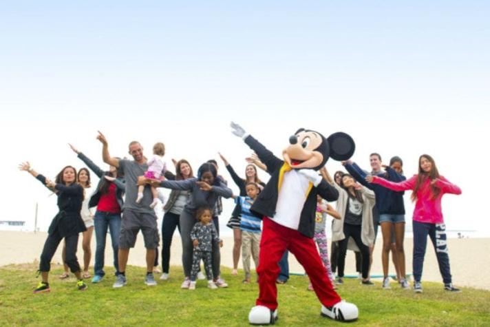 Mickey Mouse celebra su cumpleaños con espectacular vuelta por el mundo