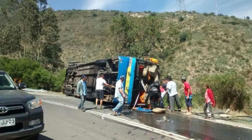 Volcamiento de bus en cuesta La Dormida deja siete personas heridas
