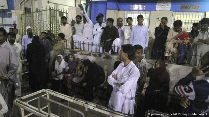 Al menos 35 muertos en una explosión en templo de Pakistán