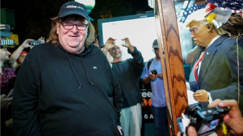 Nueva predicción de Michael Moore: "Donald Trump no va a terminar su mandato"