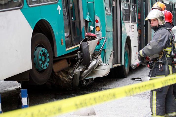 Colisión de dos buses Transantiago sobre un auto deja dos muertos en el centro de Santiago